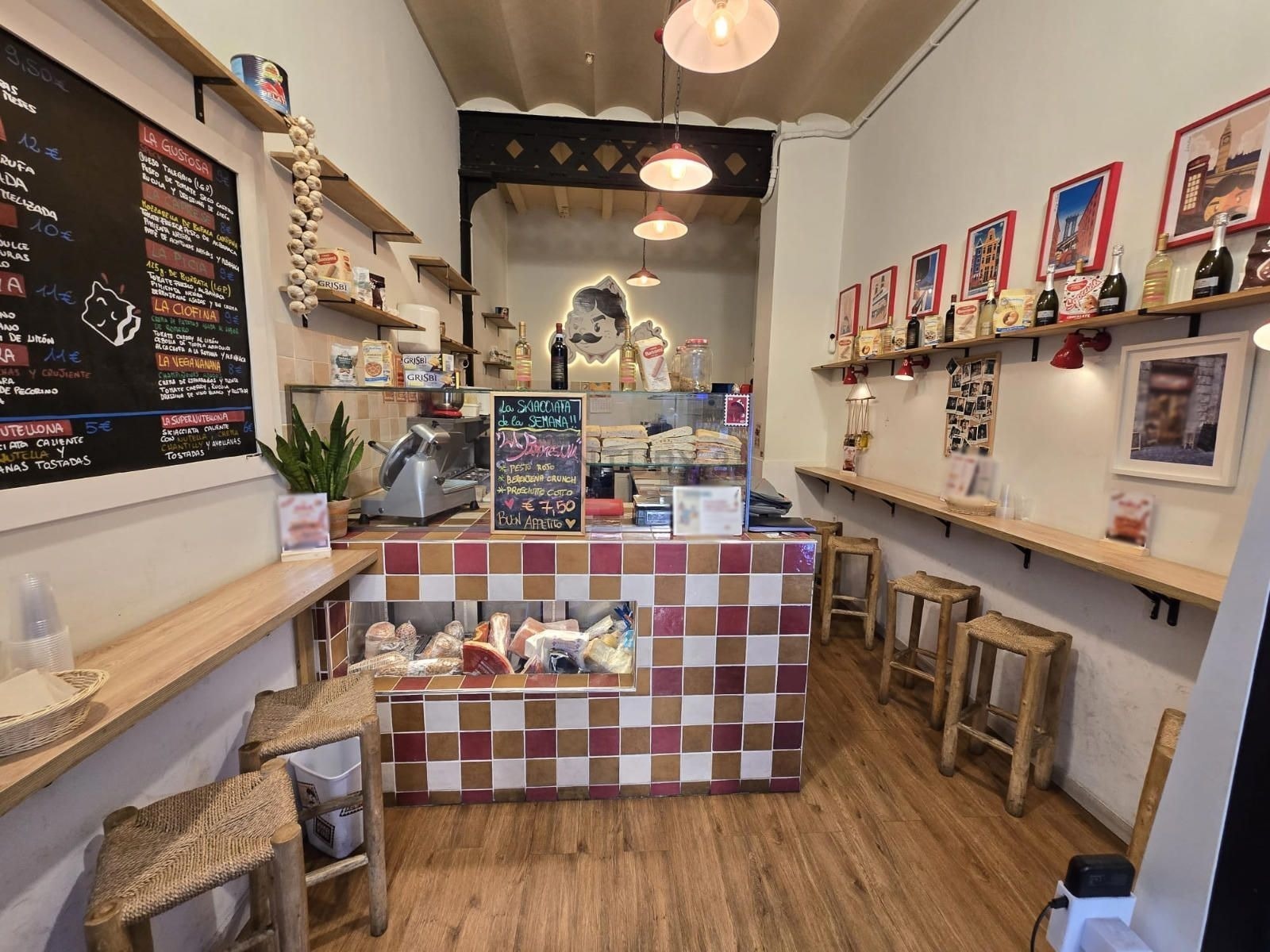 Retail in Barcelona, Barcelona to rent Interior Photo- Image 1 of 13