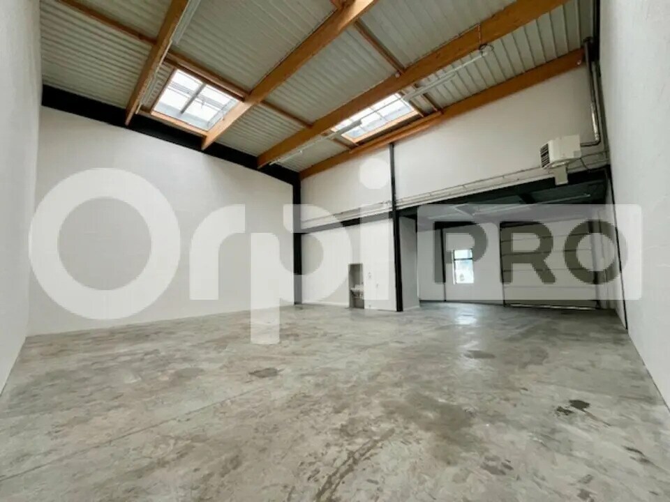 Light Industrial in Lieusaint to rent Interior Photo- Image 1 of 12