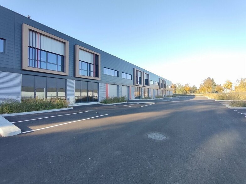 Light Industrial in Saint-Quentin-Fallavier to rent - Building Photo - Image 1 of 9