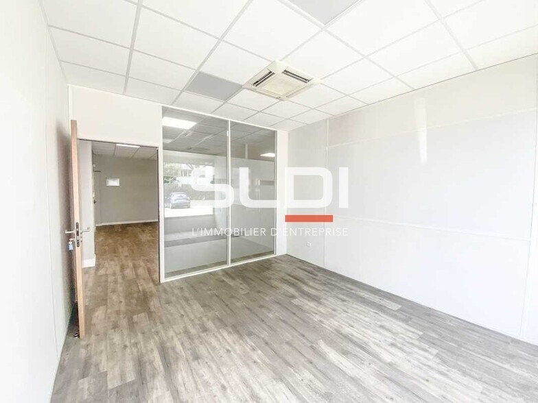 Rue Colonel Chambonnet, Bron to rent - Interior Photo - Image 3 of 6