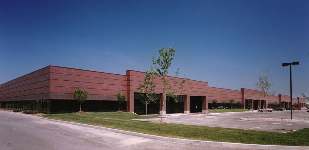 3771-3797 Corporate Center Dr, Earth City, MO for rent - Building Photo - Image 1 of 5