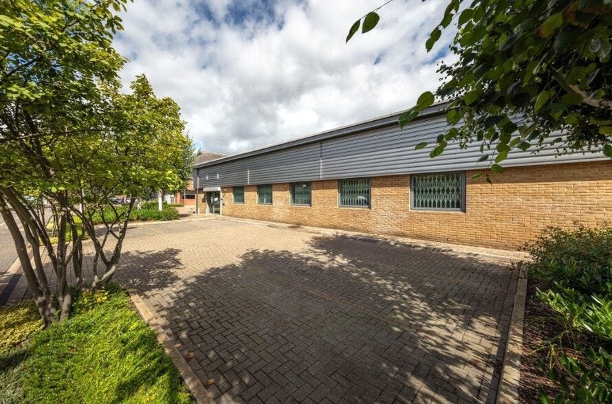 228-229 Berwick Ave, Slough to rent - Building Photo - Image 3 of 6