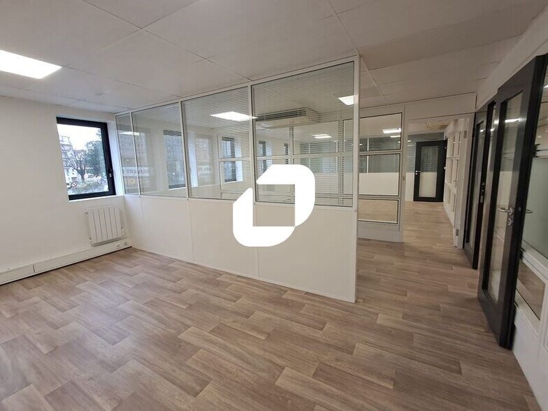 Office in Nanterre to rent - Interior Photo - Image 2 of 12
