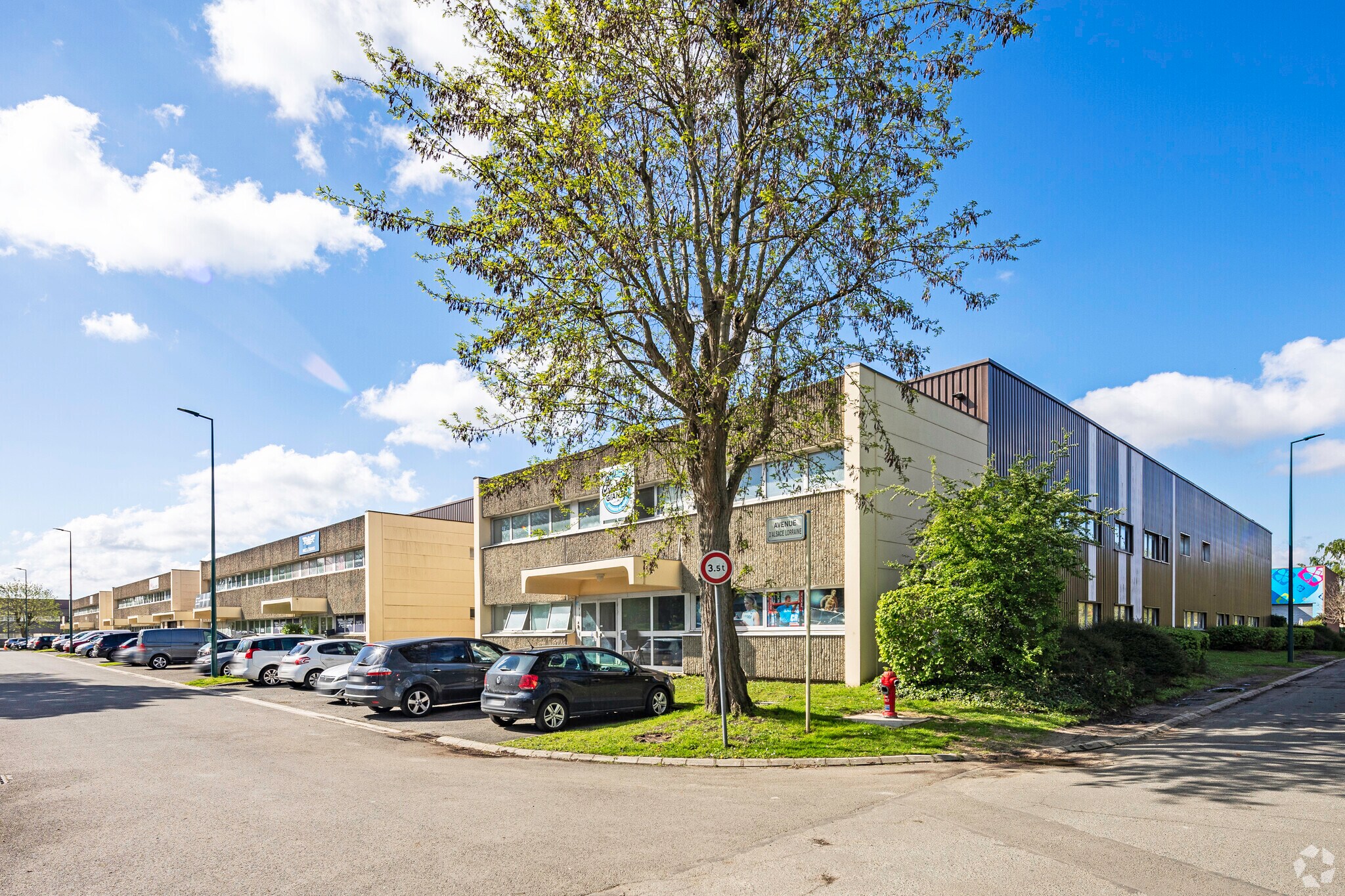 2-14 Avenue D'Alsace Lorraine, Saint-Ouen-l'Aumône to rent Primary Photo- Image 1 of 13