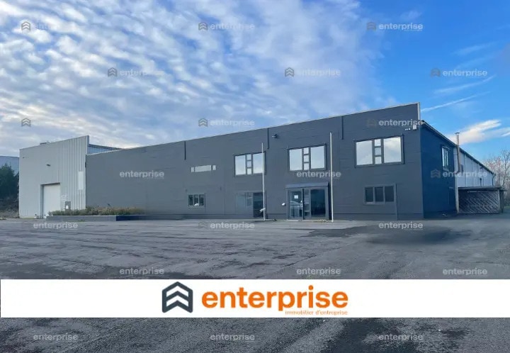 Location Entrepôt 3 055 m² - Photo 1