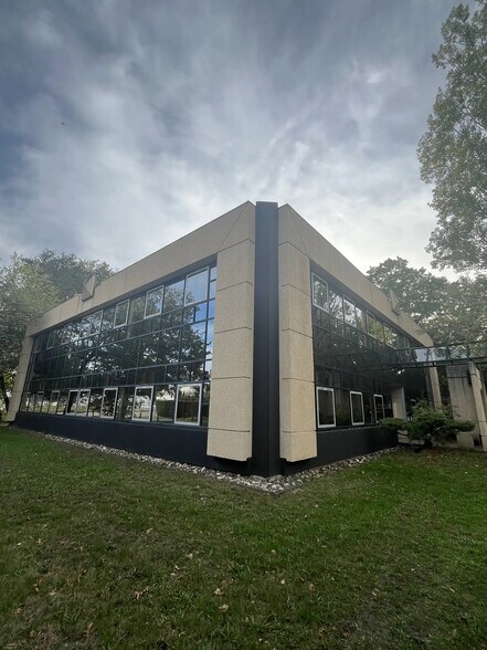 9 Avenue Léonard De Vinci, Pessac to rent - Building Photo - Image 2 of 10