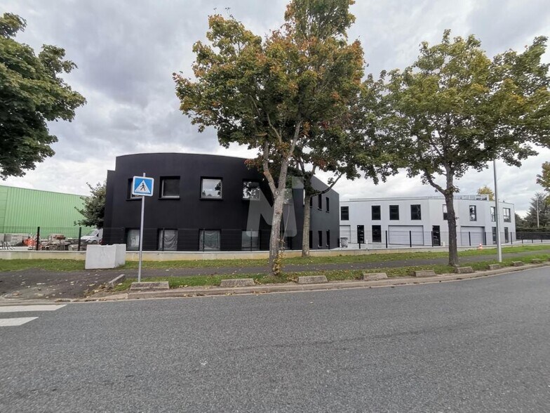 Office in Grigny to rent - Building Photo - Image 1 of 7