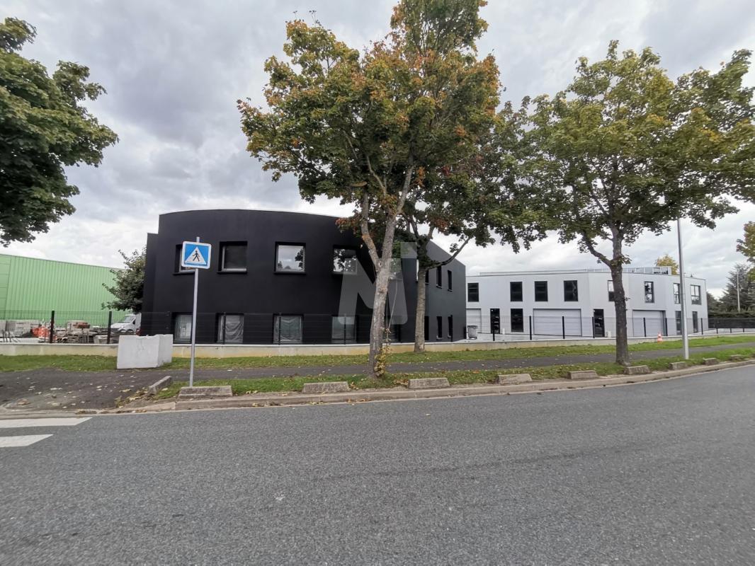 Office in Grigny to rent Building Photo- Image 1 of 8