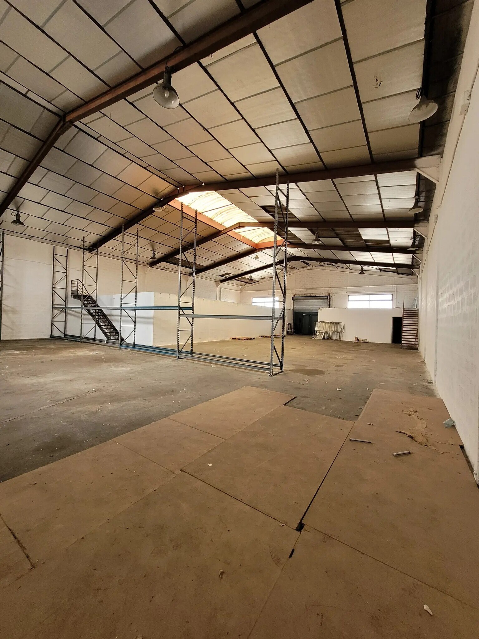 Light Industrial in Saint-Priest to rent Interior Photo- Image 1 of 2