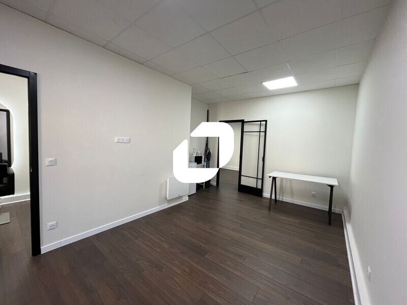 Office in Montigny-le-Bretonneux to rent Interior Photo- Image 1 of 12