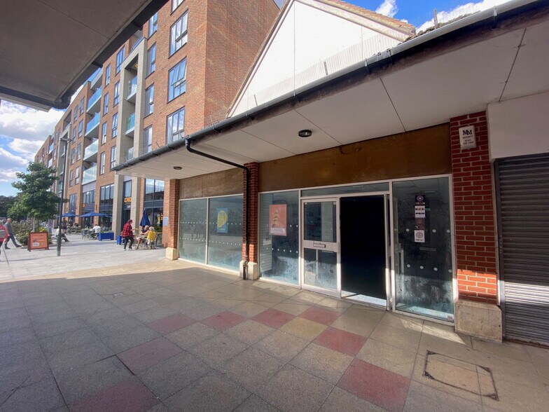 1011 Queens Walk, East Grinstead, RH19 4DW UK