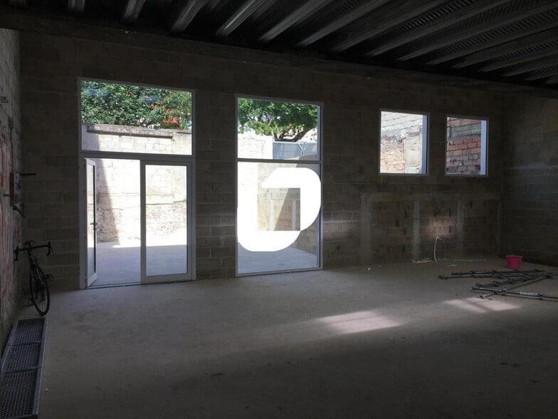 Light Industrial in Montreuil to rent - Interior Photo - Image 2 of 6