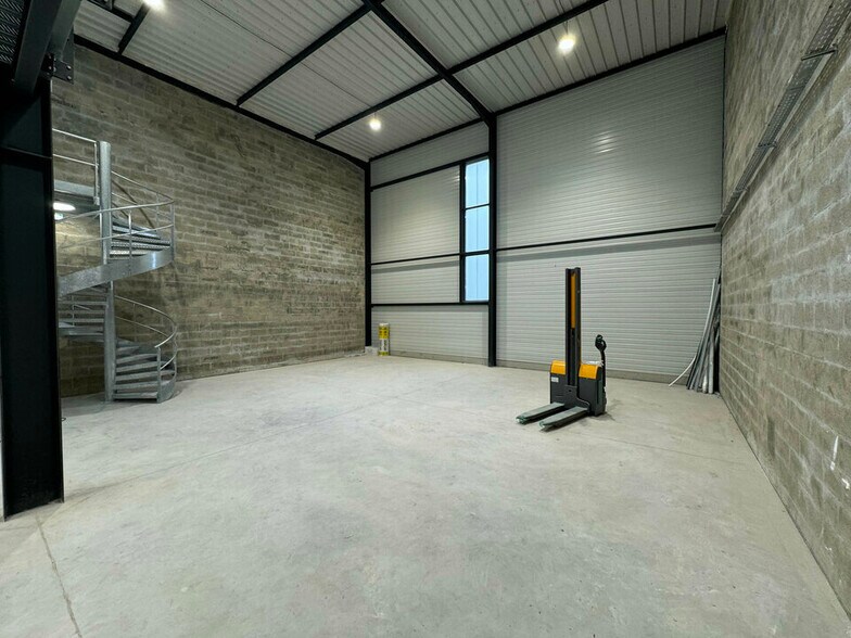 Light Industrial in Le Mesnil-Amelot to rent - Building Photo - Image 1 of 13