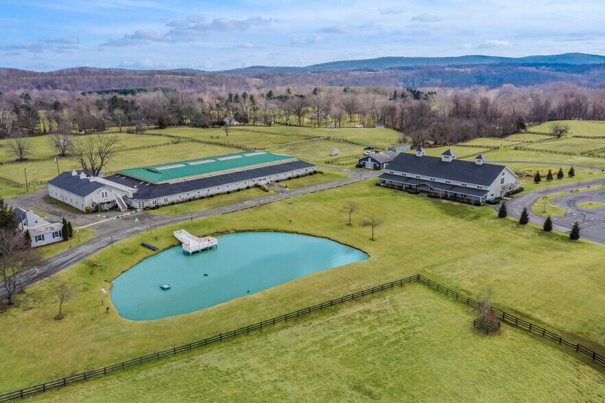 23320 Foxchase Farm Ln, Middleburg, VA for sale - Primary Photo - Image 1 of 1