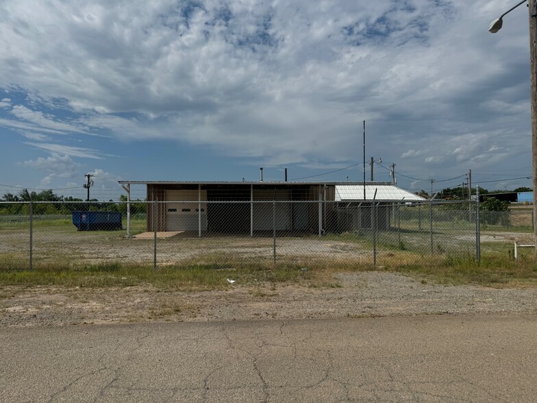 1001 N Little Ave, Cushing, OK for rent - Building Photo - Image 1 of 4