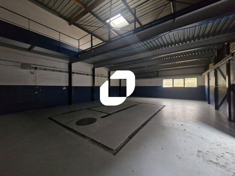 Light Industrial in Ozoir La Ferriere to rent - Interior Photo - Image 2 of 8