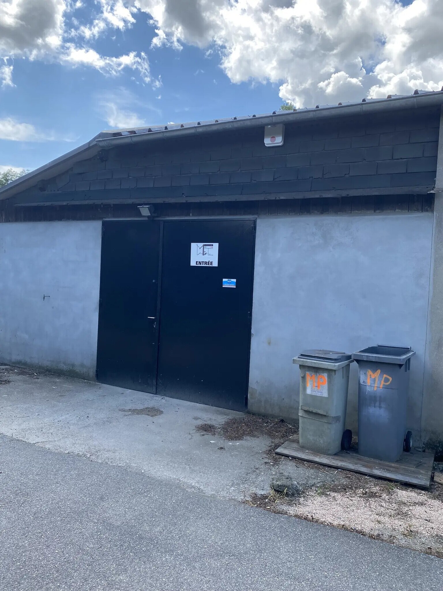  in Grigny for sale Primary Photo- Image 1 of 1