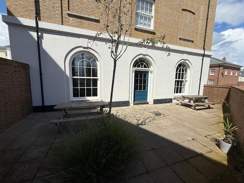 5 Crown Sq, Dorchester to rent - Building Photo - Image 2 of 6