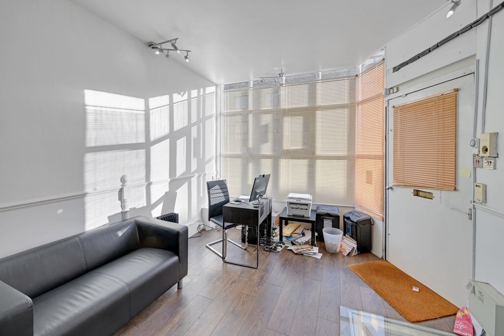 253 Liverpool Rd, London to rent Interior Photo- Image 1 of 11