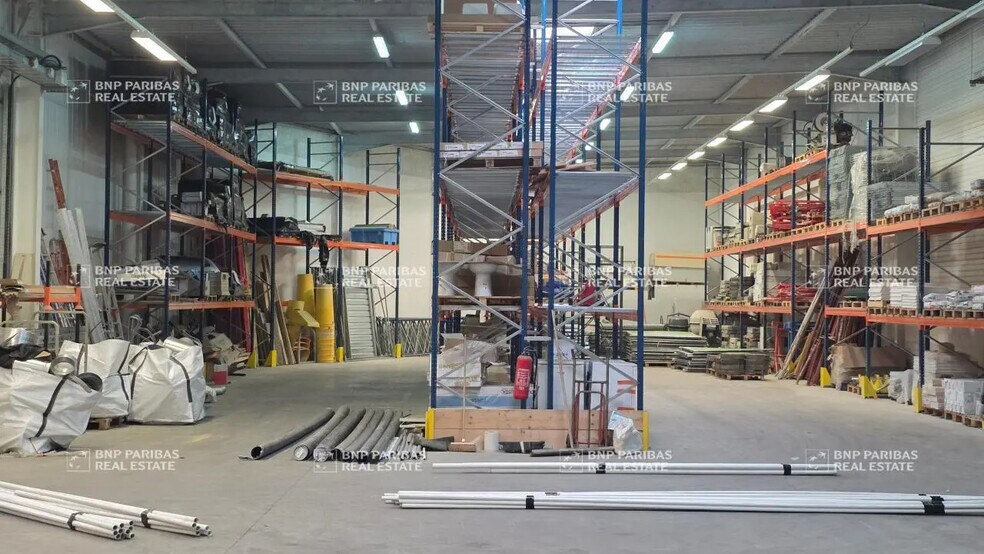 Light Industrial in Collégien to rent - Interior Photo - Image 2 of 7