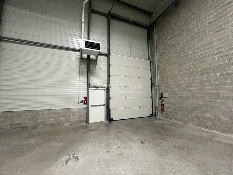 Light Industrial in Le Blanc-Mesnil to rent - Interior Photo - Image 2 of 12