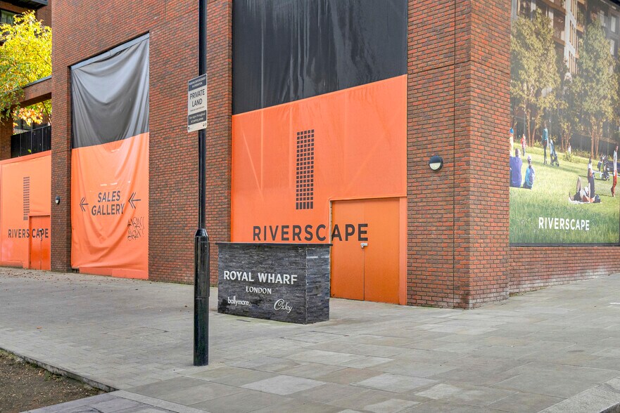 North Woolwich Road, London to rent - Building Photo - Image 2 of 2