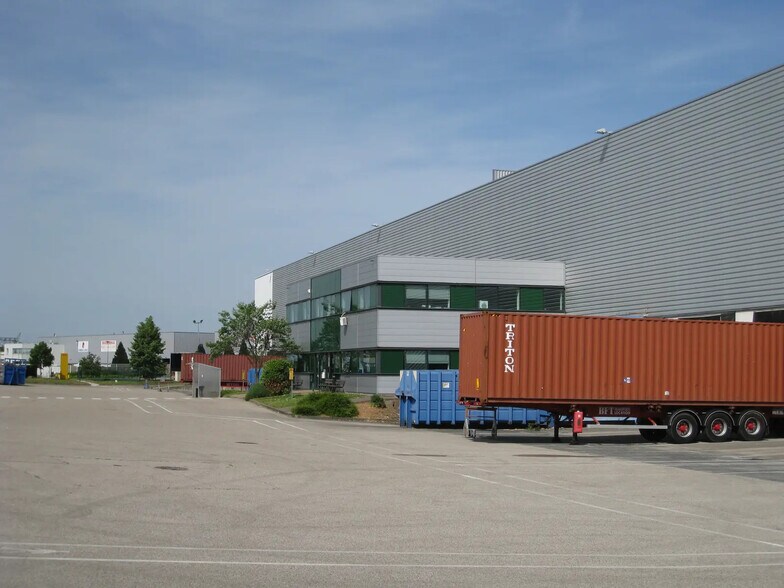 Industrial in Meyzieu to rent - Building Photo - Image 2 of 3