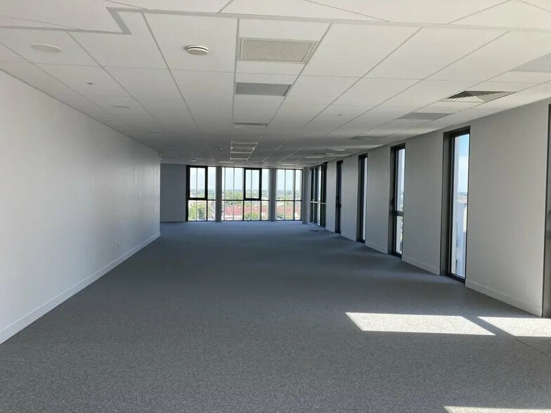 Office in Bordeaux to rent - Building Photo - Image 2 of 16