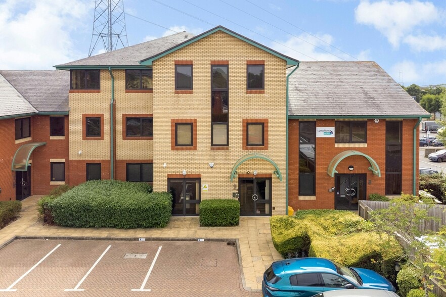 Smeaton Clos, Aylesbury to rent - Building Photo - Image 2 of 16