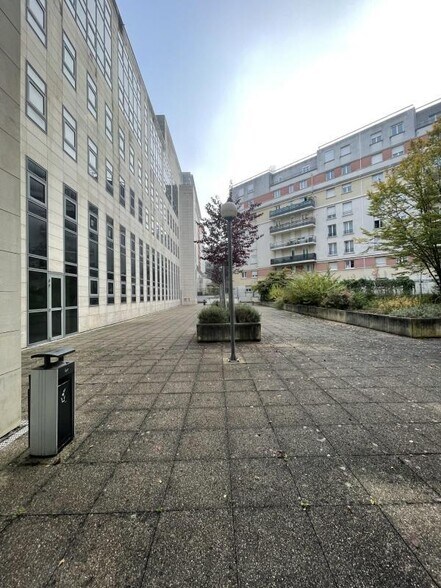 Office in Rueil-Malmaison to rent - Building Photo - Image 2 of 23