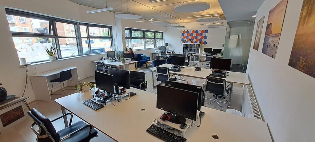 Stroudly Rd, Brighton to rent Building Photo- Image 1 of 10