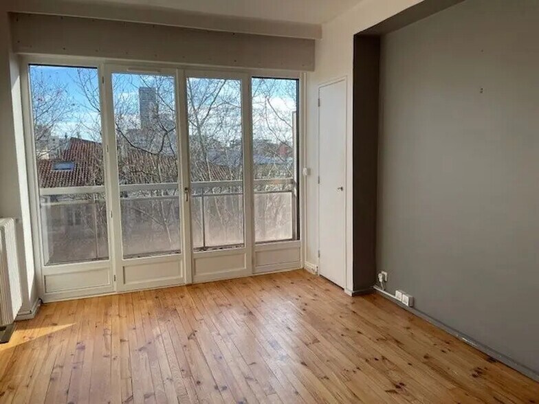 Office in Lyon to rent - Interior Photo - Image 1 of 6