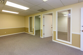 3040 W Market St, Fairlawn, OH for rent Interior Photo- Image 1 of 3