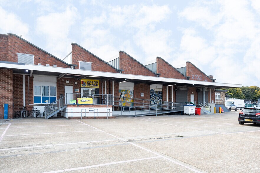 Empress Rd, Southampton to rent - Building Photo - Image 2 of 2