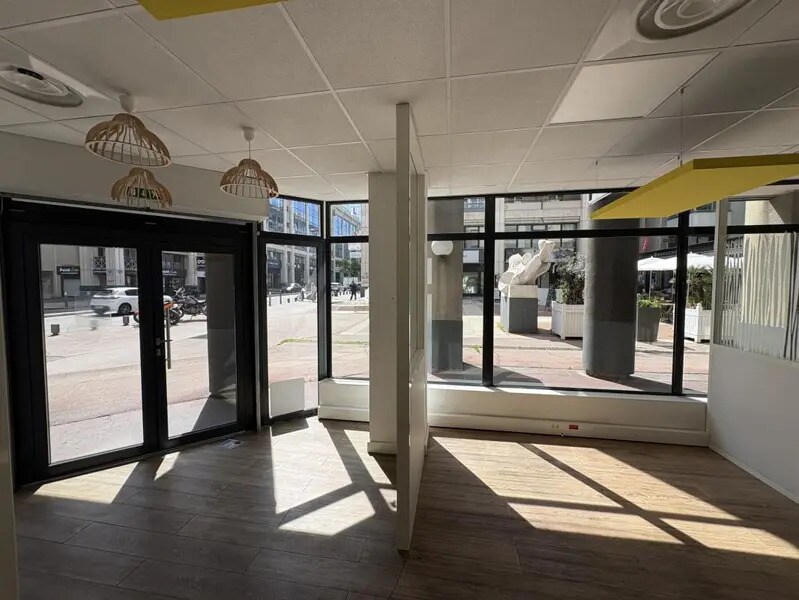 Retail in Marseille to rent Interior Photo- Image 1 of 11
