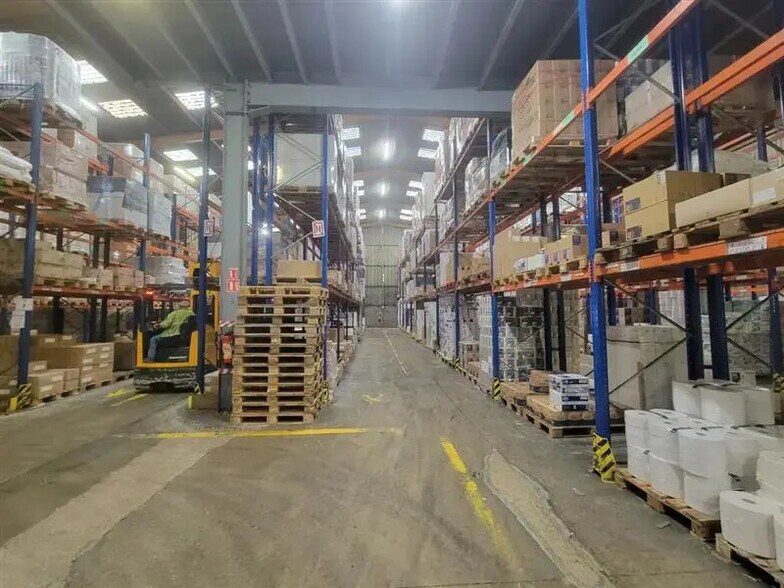 Industrial in Villeneuve-la-Garenne to rent - Building Photo - Image 3 of 7