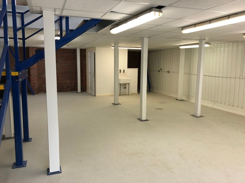 Pinchin St, London to rent - Building Photo - Image 2 of 4