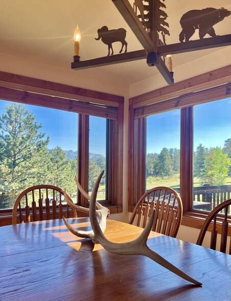 841 Riverside Dr, Estes Park, CO for sale - Interior Photo - Image 3 of 43