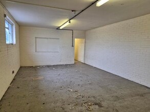 Gore Rd, New Milton to rent Interior Photo- Image 2 of 2