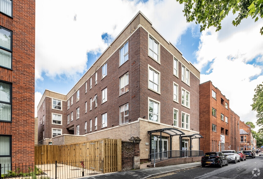 Palmyra Sq N, Warrington to rent - Primary Photo - Image 1 of 4