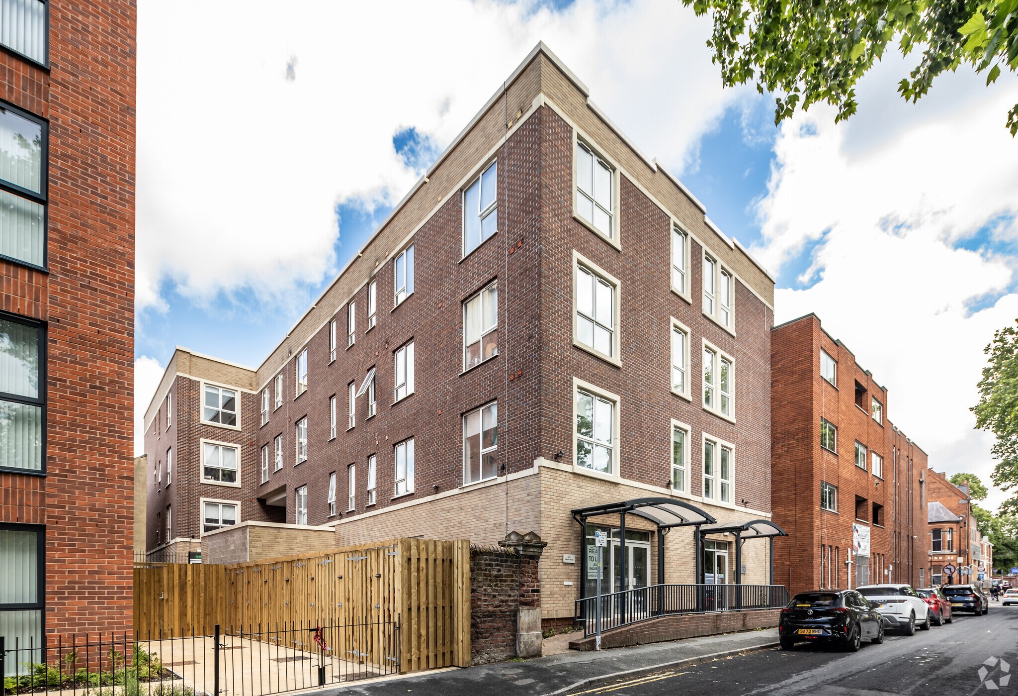 Palmyra Sq N, Warrington to rent Primary Photo- Image 1 of 5