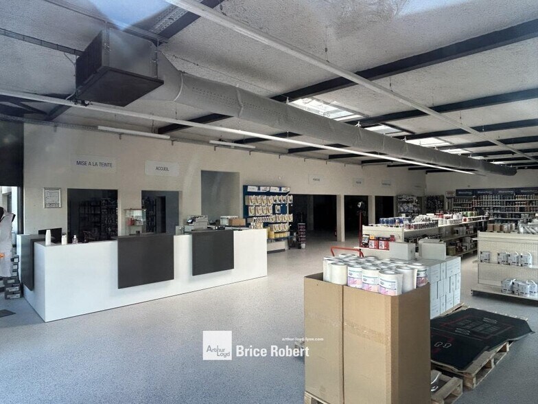 Light Industrial in Limonest to rent - Interior Photo - Image 2 of 7