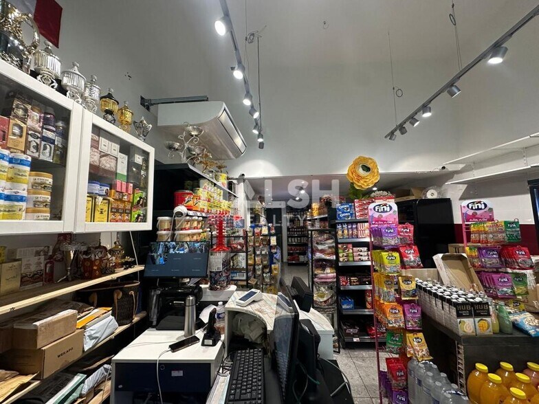 Retail in Lyon to rent - Interior Photo - Image 3 of 3