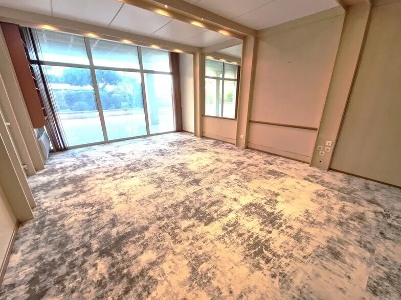 Retail in Saint-Laurent-du-Var for sale - Interior Photo - Image 1 of 3