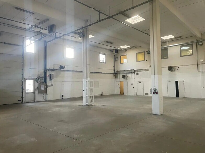 Light Industrial in Nanterre to rent - Building Photo - Image 3 of 12