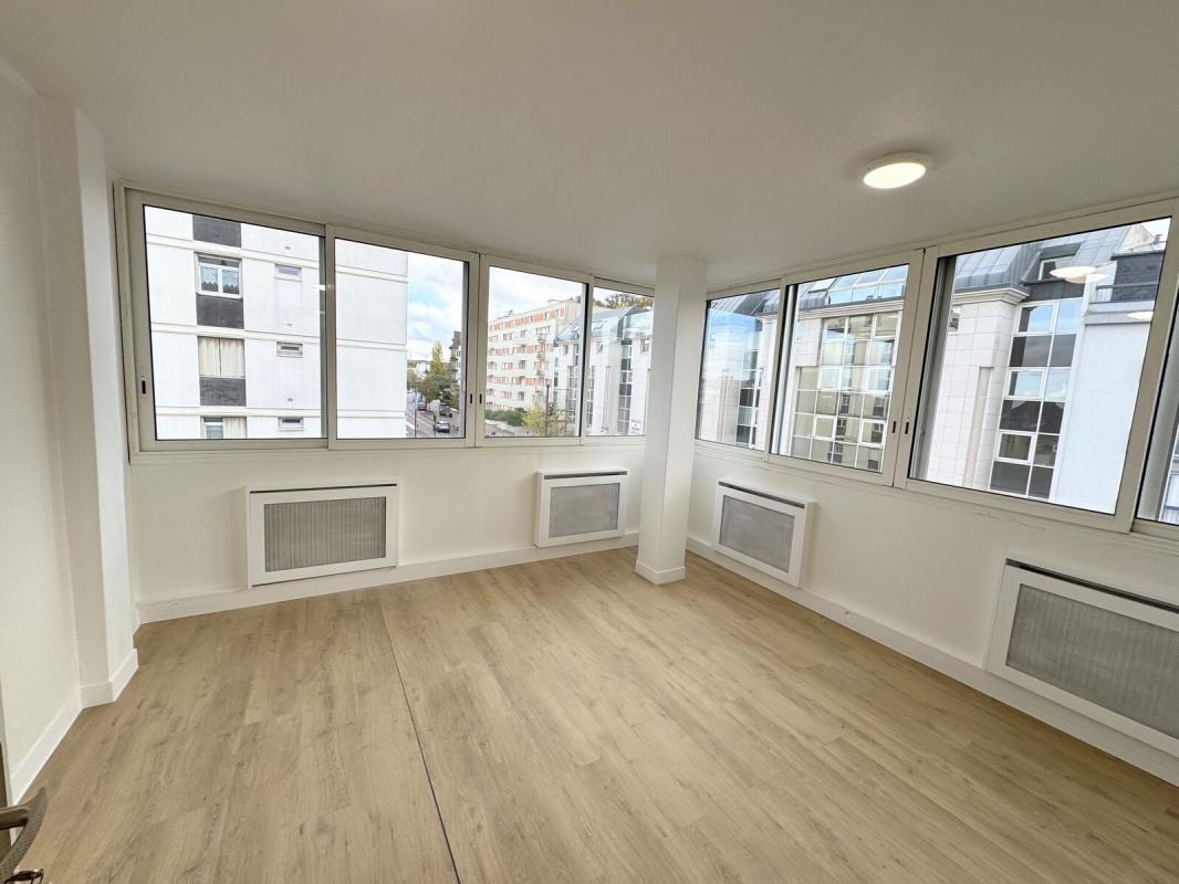 Office in Versailles to rent Interior Photo- Image 1 of 10