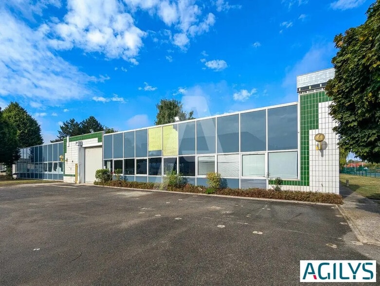 Light Industrial in to rent - Building Photo - Image 1 of 13