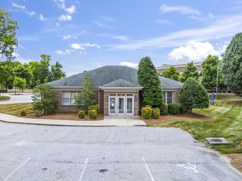 1402 Eastchester Dr, High Point, NC for sale - Building Photo - Image 1 of 16