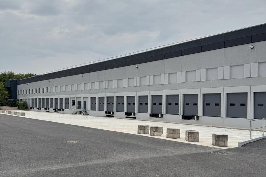 Industrial in Lisses to rent - Building Photo - Image 1 of 13