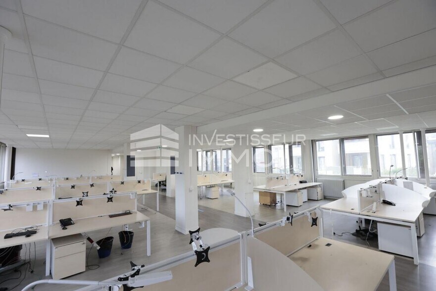 Office in Boissy Saint Leger to rent - Building Photo - Image 2 of 14